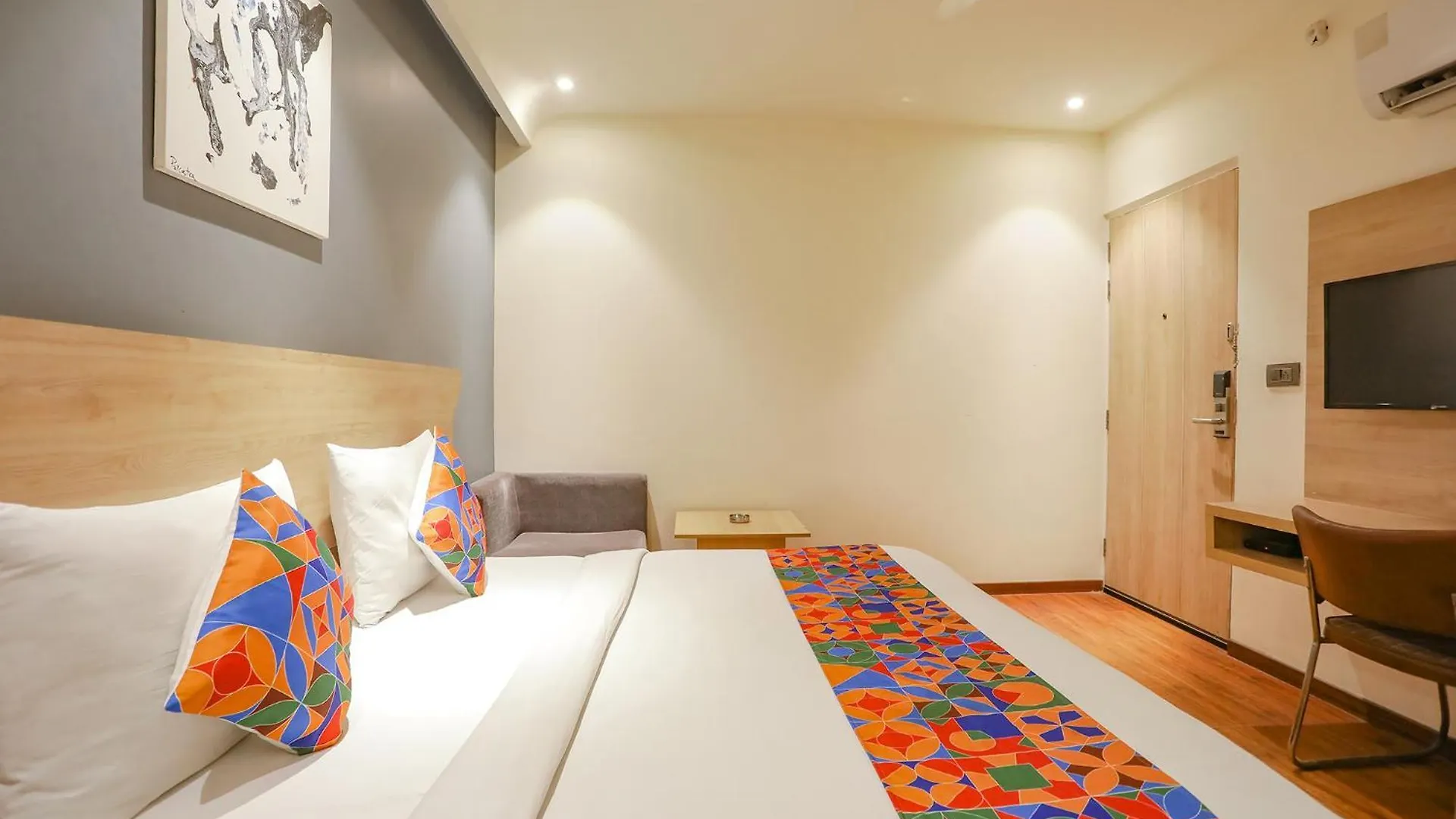 Fabhotel Jhs Studio Gurgaon 3*,